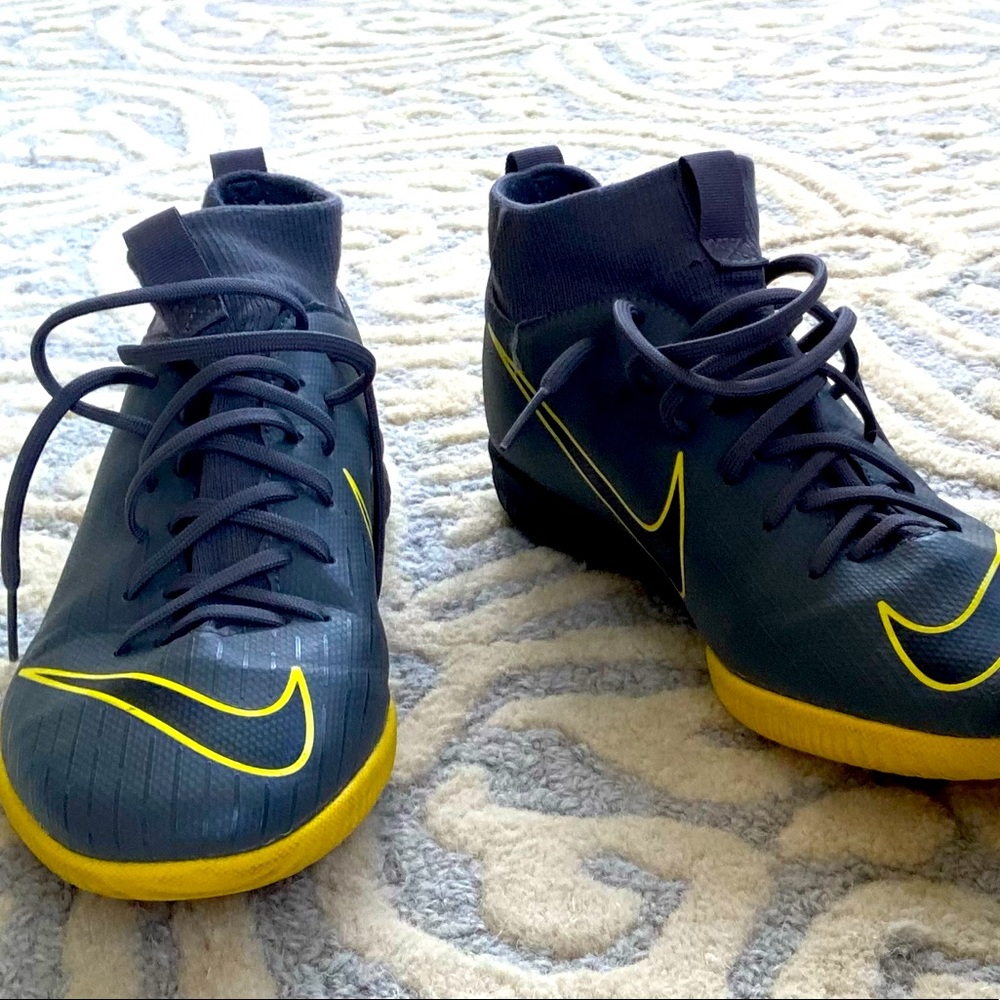 Nike Futsal shoes Youth size 4